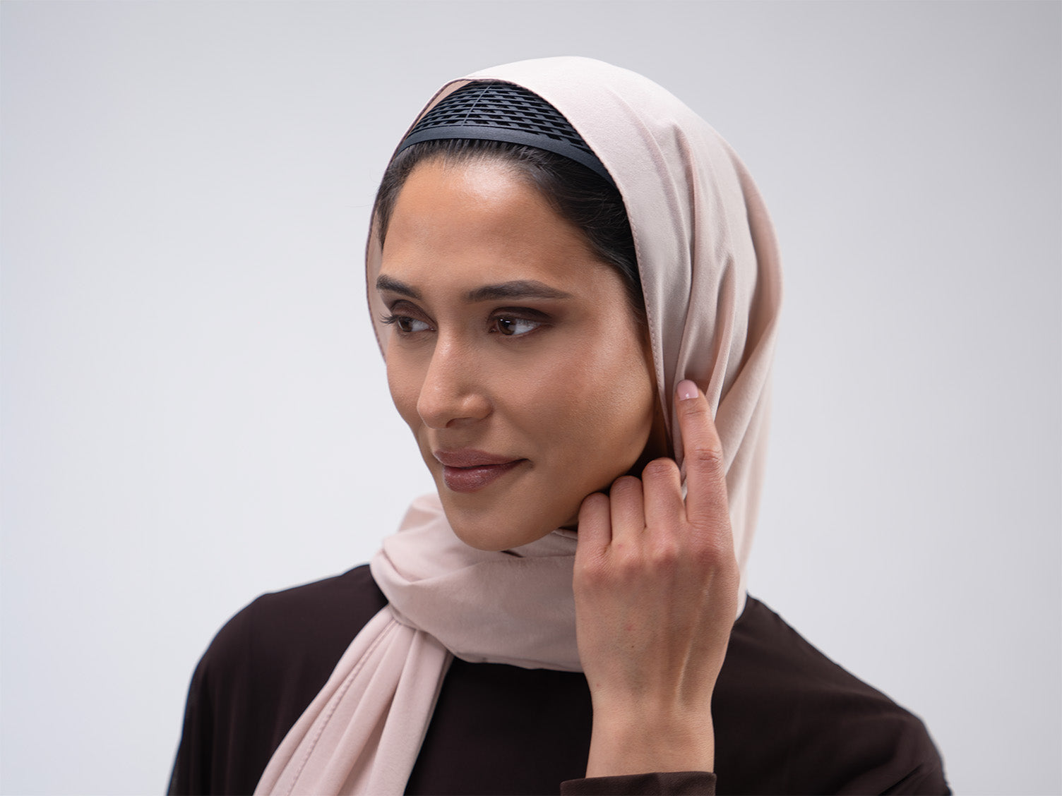 Frau trägt Hijab über die schwarze Unterkappe – rutschfeste Basis für sicheren Halt des Hijabs